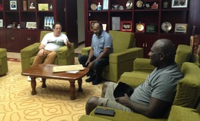 S.E M. L'Ambassadeur Bernard LECLERC rencontre le PM du Vanuatu: